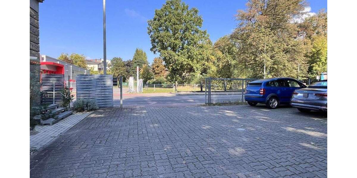 Gewerbeimmobilie in Zwickau: Sanierte denkmalgeschützte Trafostation mit Garagen - für Büro & Studio zimmer