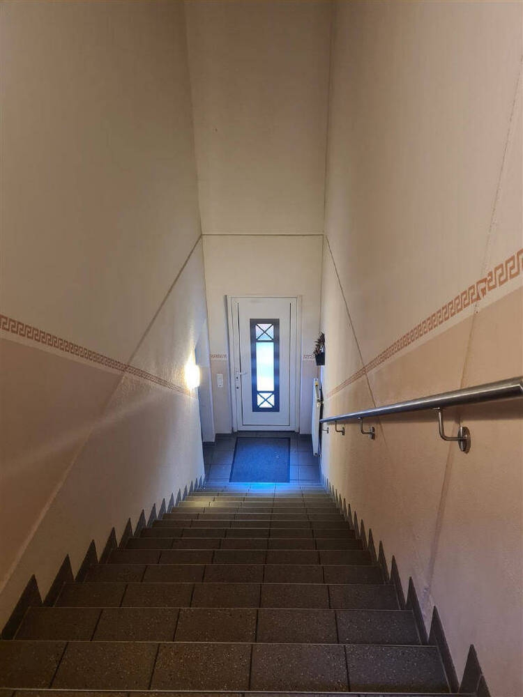 Ideal für Paar! 5 Zimmer Wohnung im ersten OG mit Balkon