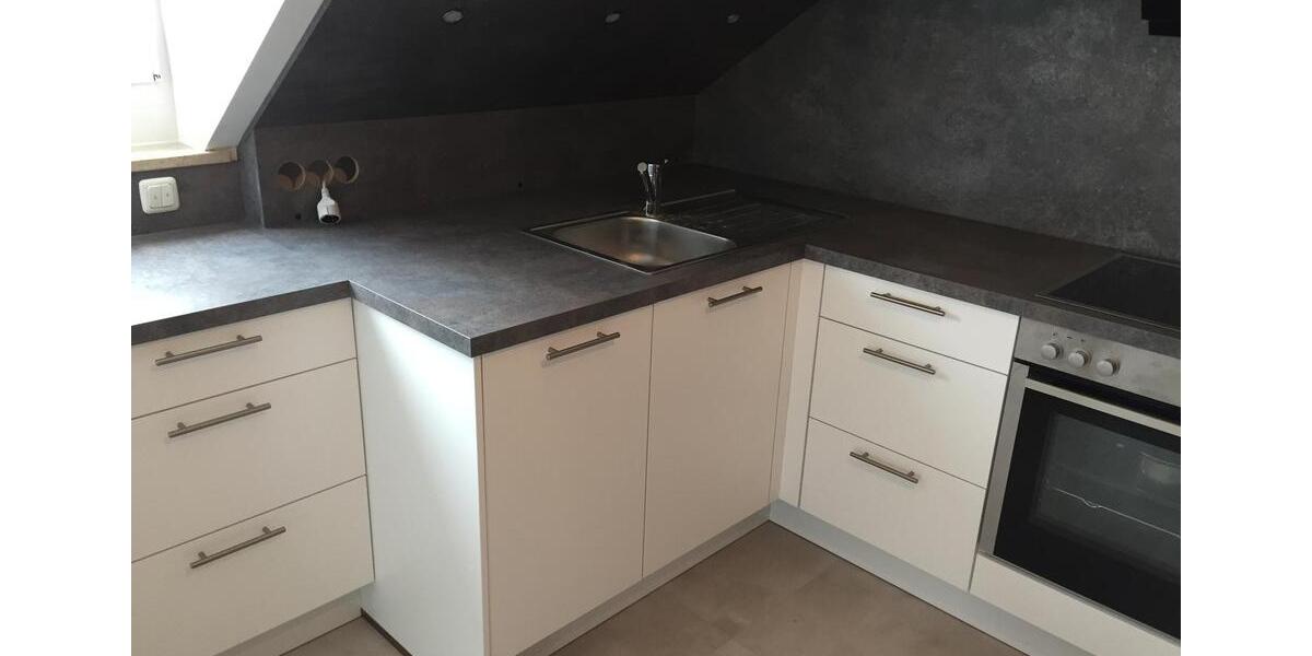 Helle 2-Zimmer DG-Wohnung mit Einbauküche und Balkon 2 zimmer