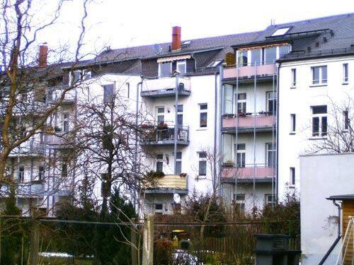 Günstige und DG 3-Zimmer mit Wanne, Abstellraum, Balkon und Laminat in guter Lage!