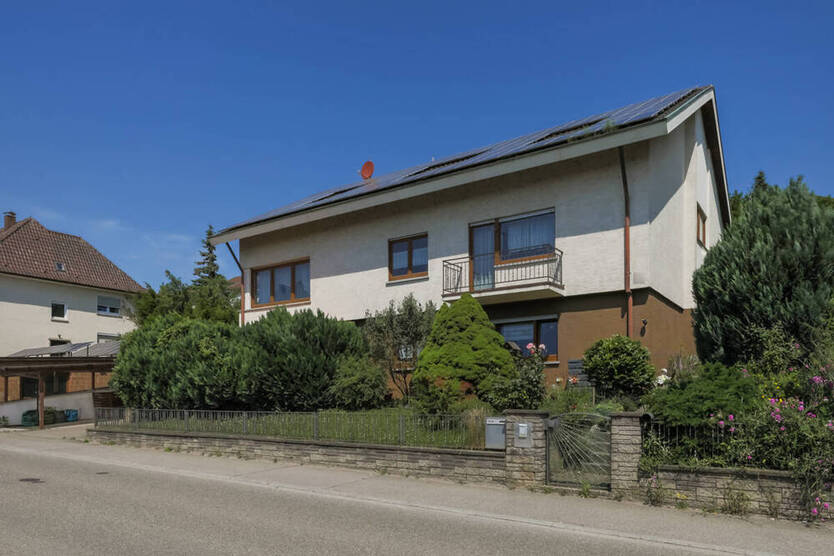 Solides Einfamilienhaus mit ELW