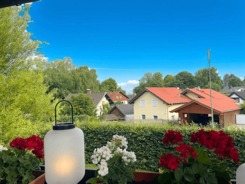 Charmantes, vermietetes Doppelhaus für zwei Familien mit großem Garten und viel Potential