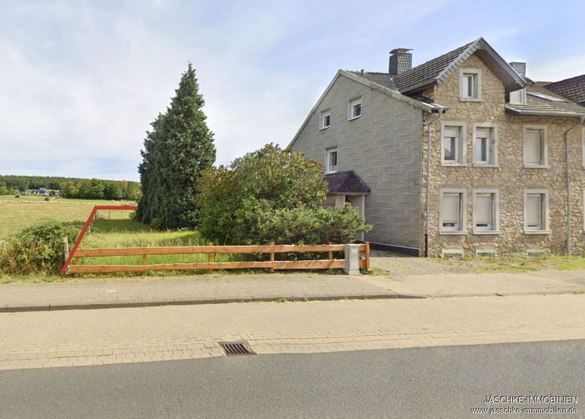 JÄSCHKE - Zweifamilienhaus mit großem Grundstück: Entwicklungschance in Stolberg Mausbach