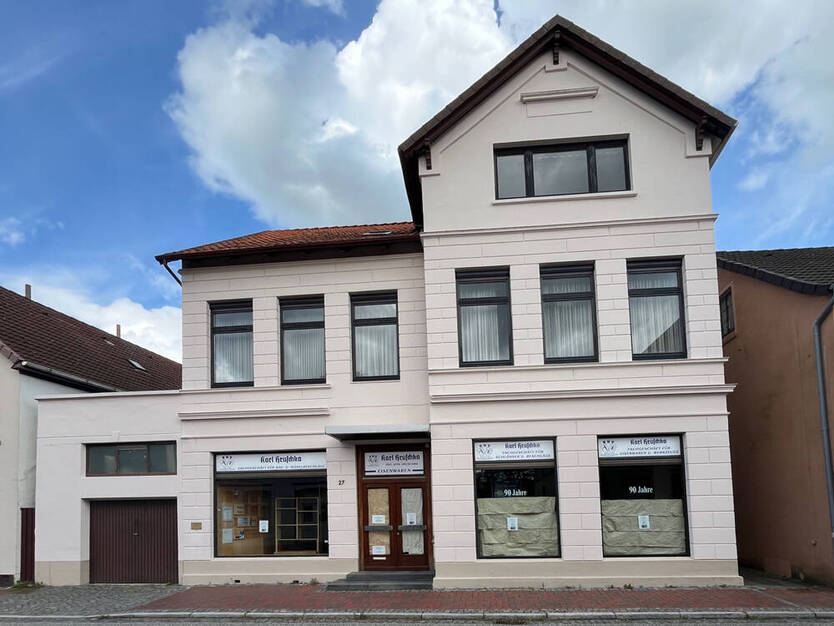 Tradition trifft Perspektive Wohn-und Geschäftshaus (ca. 350 m² Wohn+Gewerbefl.) im Herzen Varels, viele Optionen! Wohnen und Arbeiten unter einem DAC 8 zimmer