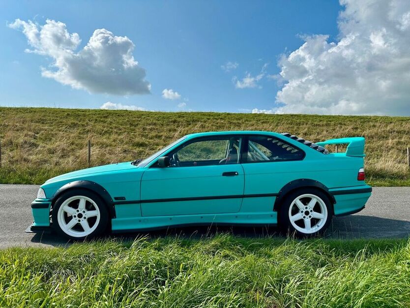 323