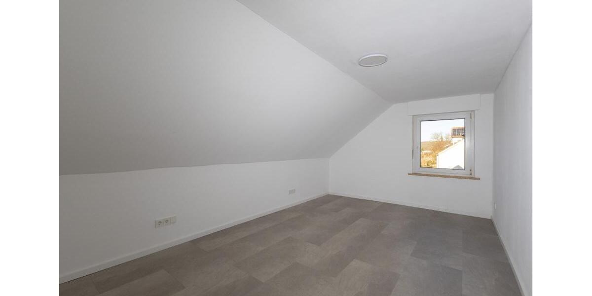 Ideal für Single oder Paar: Renovierte Dachgeschosswohnung zum vermieten 2 zimmer