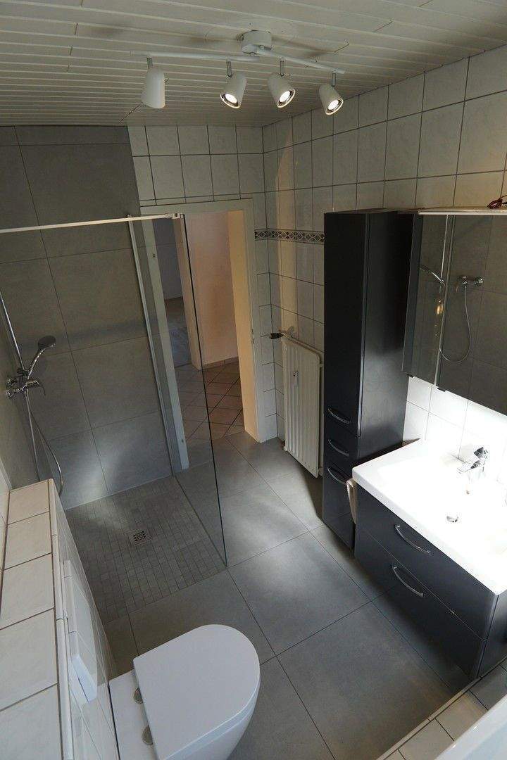 MEHRFAMILIENHAUS IN BEGEHRTER LAGE VON REFRATH 8 zimmer