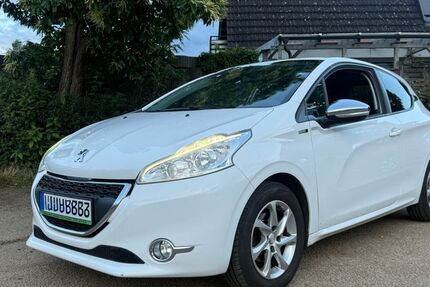 Peugeot 208 124.000 km 3.299 &euro; Rüsselsheim 65428