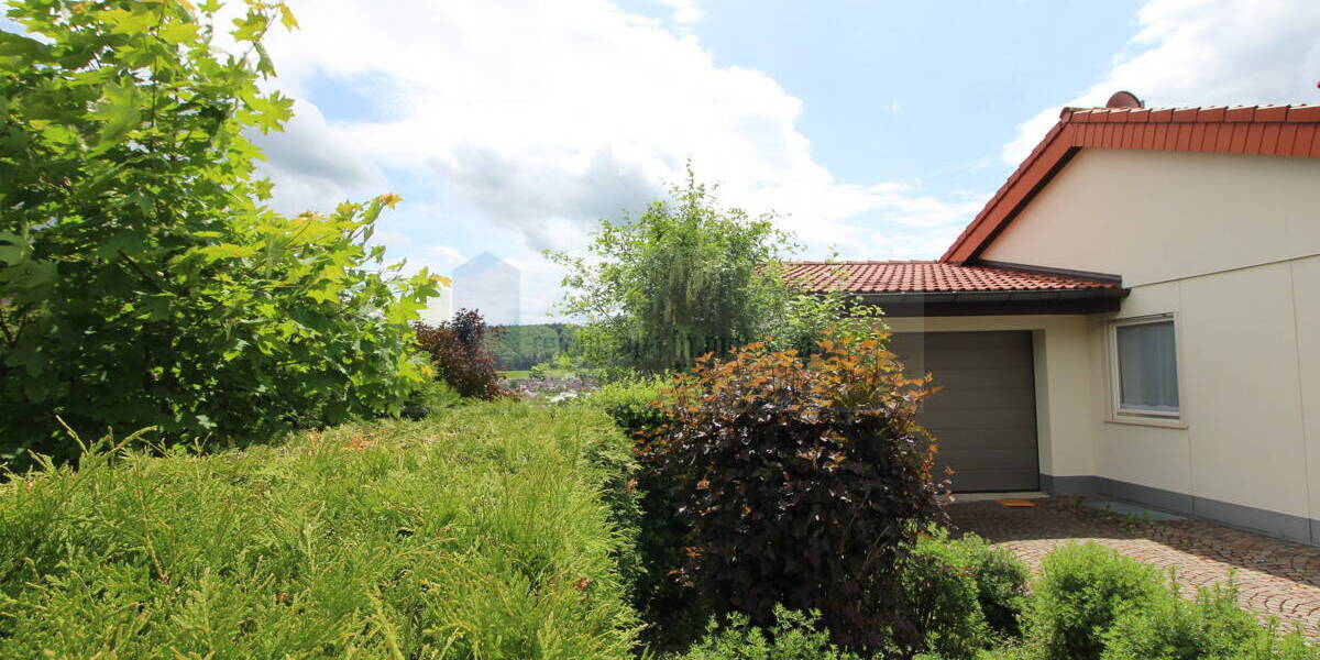 Wohnen auf einer Ebene mit Weitblick: Gepflegter Bungalow mit Einliegerwohnung, sonnigem Garten und Panorama in Toplage von Blumberg! 5 zimmer