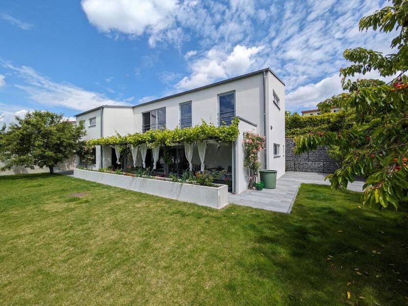 Haus auf parkartigem Grundstück in ruhiger Aussichtslage