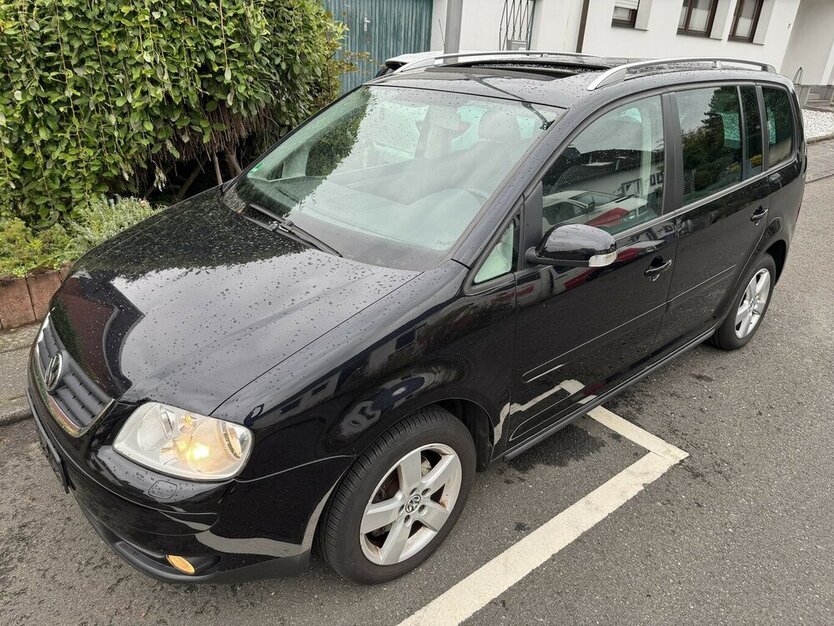 VW Touran 1.6 FSI Highline 7 Sitze SR+WR eGSD DSG ? 213.000 km 1.300 € Erftstadt 50374