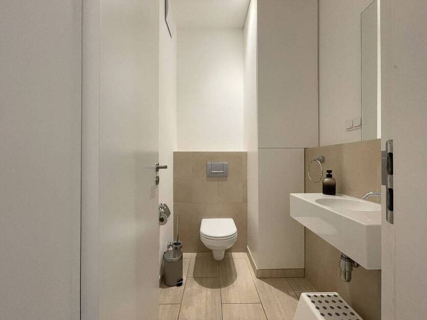 Moderne hochwertige Fünf-Zimmer-Wohnung mit Balkon