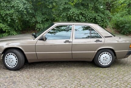 Mercedes-Benz 190 119.000 km 7.700 &euro; Berlin 14195