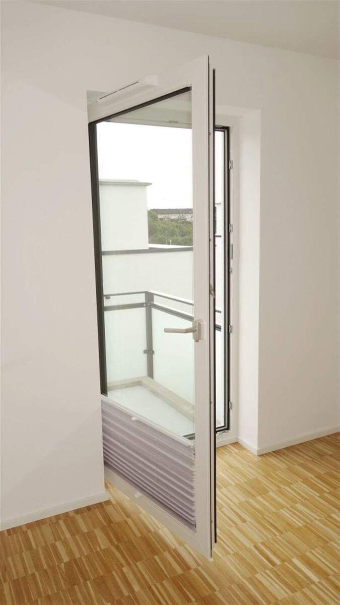 2 Zimmer Whg. Eignet sich für eine Einzelperson! Balkon, EBK, Parkett + Fußbodenheizung. 2 zimmer