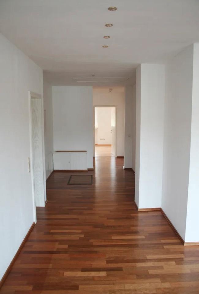 Top gepflegte 3-Zimmer DG-Wohnung mit EBK und Balkon