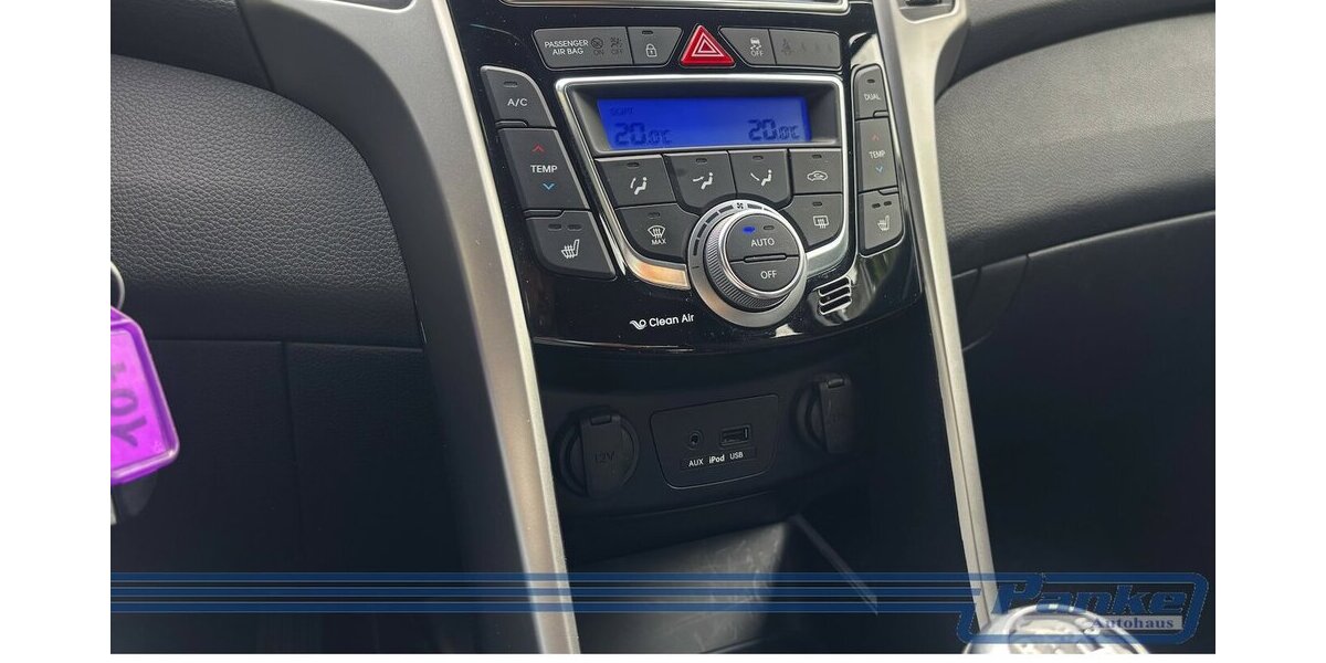 Hyundai i30 FIFA World Cup Edition*NAV*SHZ*StandH*R-CAM* 49.964 km 9.990 &euro; Berlin 13187