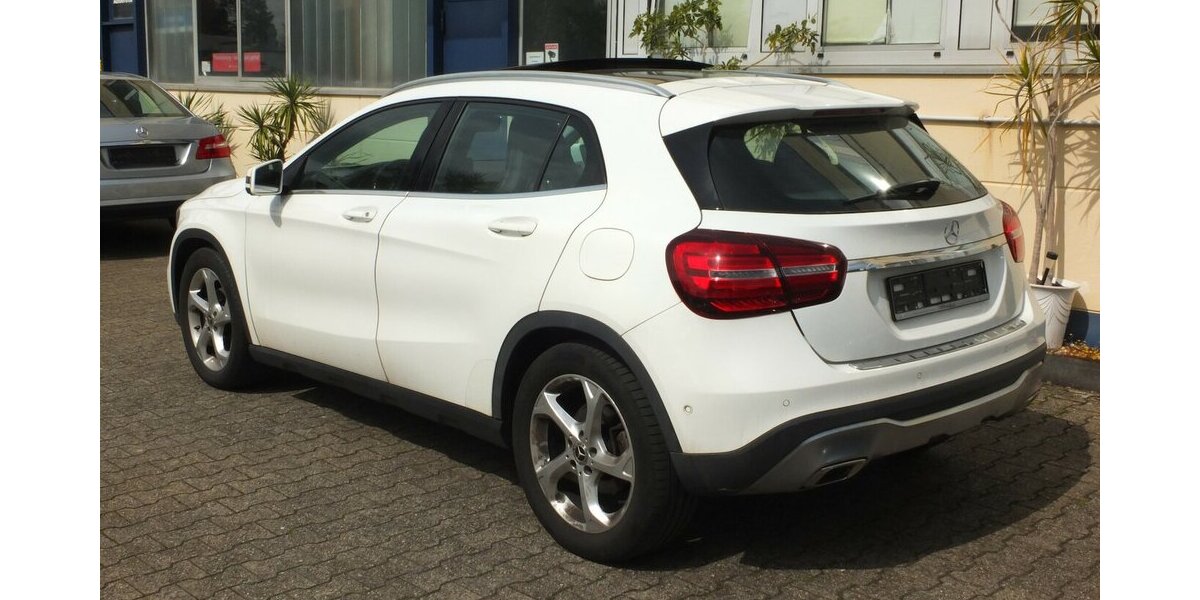 Mercedes-Benz GLA 180 PANORAMADACH LED NAVI AHK 18 Zoll LMF PTS 61.968 km 18.908 &euro; Köln 50858