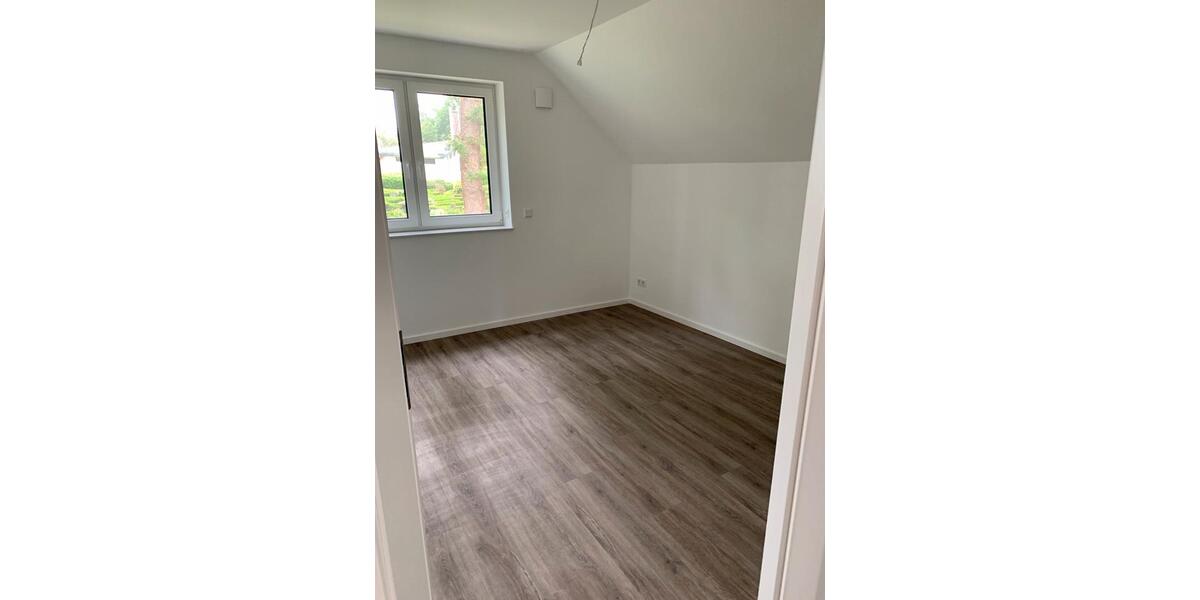 ANFRAGESTOPP! Schöne 4-Zi.-DG Wohnung im Zweifamilienhaus 4 zimmer