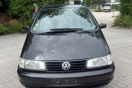 VW Sharan 181.000 km 1.999 &euro; München 81245