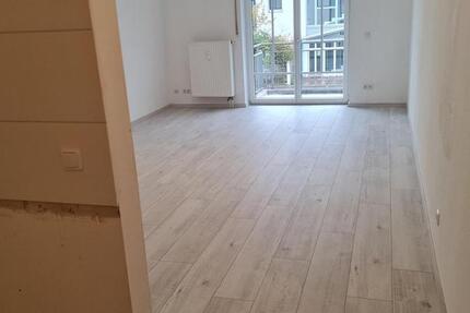 1 Zimmer Wohnung,Frisch saniert,neue EBK,Blk.,Tiefgarage,3 Gehminuten zum Bhf. zimmer