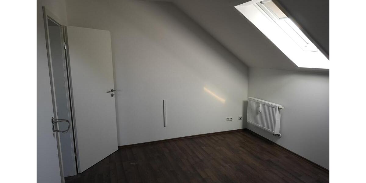 Schöne, helle 4 Z. Dachgeschosswohnung, super WG geeignet! 4 zimmer