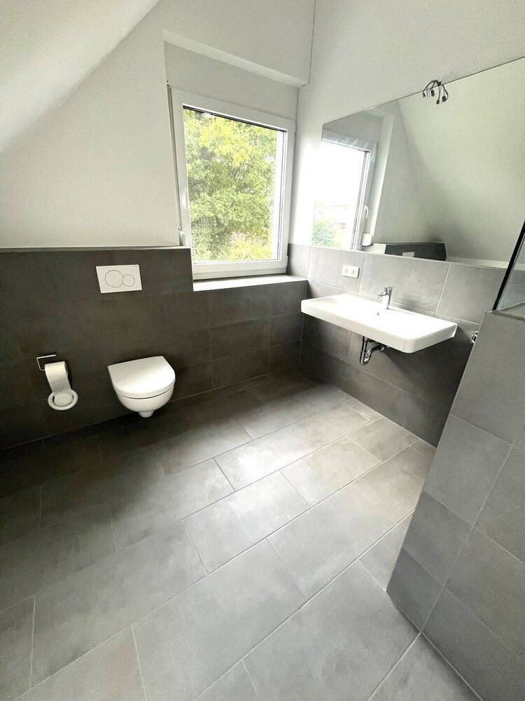 SCHICK und SUPER ZENRAL im ACHIMER BAUERNVIERTEL Hochwertige, schöne 3 Zimmer-Maisonette-Wohnung Baujahr 2022 mit großem Balkon und Garagenplatz