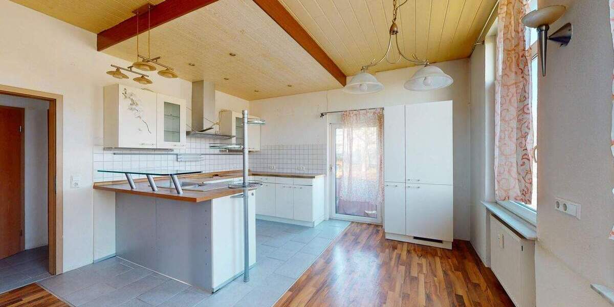 Wohn- und Geschäftshaus mit Gewerbe im EG und zwei großzügigen Wohnungen in Bahnhofsnähe 8 zimmer