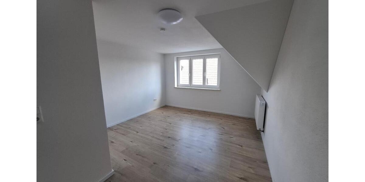 Dachgeschoßwohnung Geisenhausen - 4 Zimmer, 91 m&sup2;, 990&euro; | Angebot:26636176