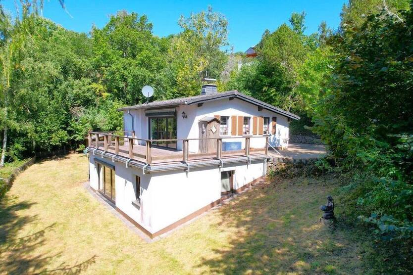 Ruhig gelegenes Wohnhaus mit Balkon, Terrasse, Garten, 3 Garagen und einzigartiger Aussicht in Gerolstein-Müllenborn