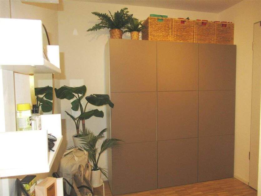 2 Zimmer Whg. Eignet sich für eine Einzelperson! Balkon, EBK, Parkett + Fußbodenheizung. 2 zimmer