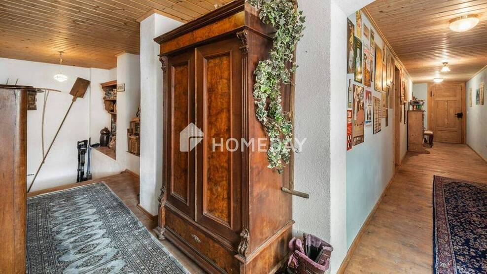 Geräumiges Haus mit 792 m² Nutzfläche, Scheune für 10 Fahrzeuge, Gartenparadies und Ausbaureserve