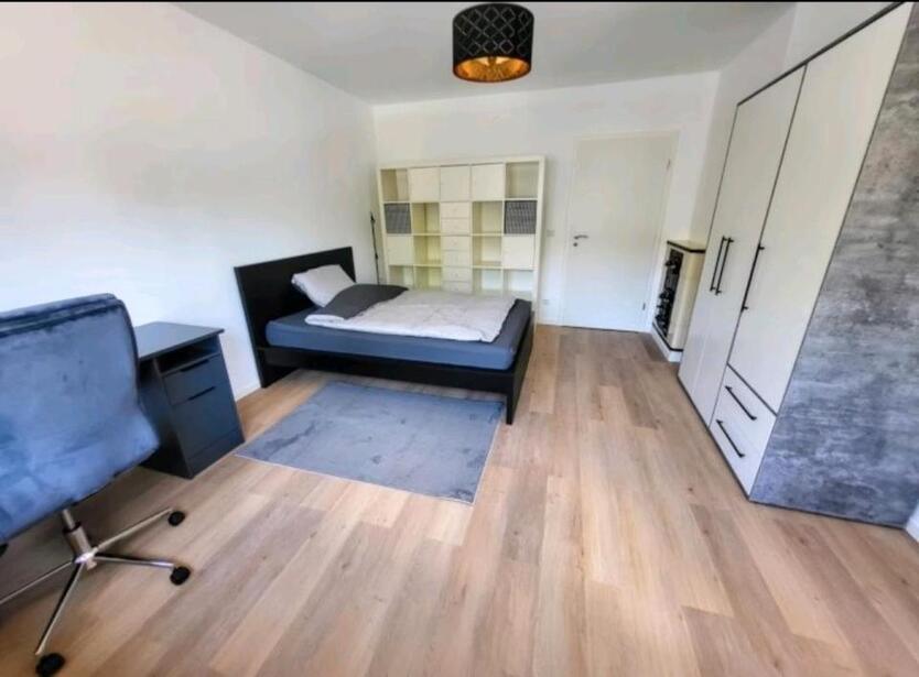 Helles WG-Zimmer mit Balkon in sportlich-lockerer 3er WG