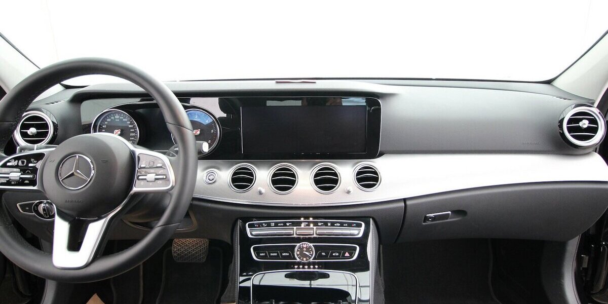 Mercedes-Benz E 220 d Avantgarde NAVI+LED+KAMERA+STANDHEIZUNG 36.459 km 36.900 &euro; Hagenow 19230