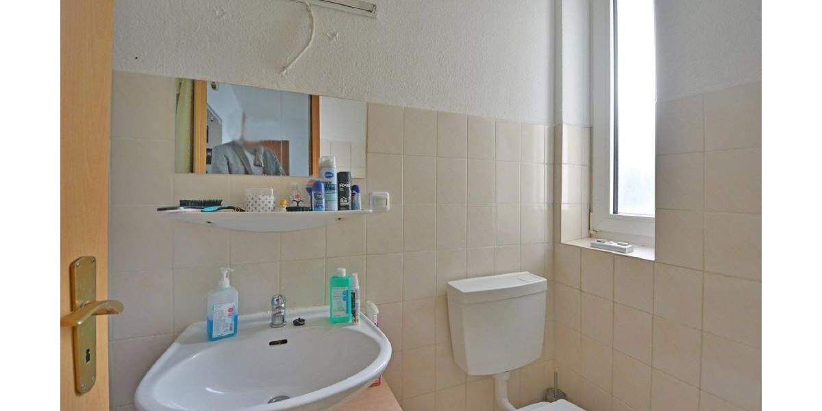 MFH mit 16 Wohneinheiten und 12 Stellplätzen; Eckgrundstück an 2 Straßen, KS-Schillerviertel 3 zimmer