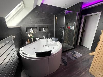 LUXURIÖS MÖBLIERTE WOHNUNG MIT WELLNESSBEREICH - Dachgeschoßwohnung Geesthacht | Angebot:26543796