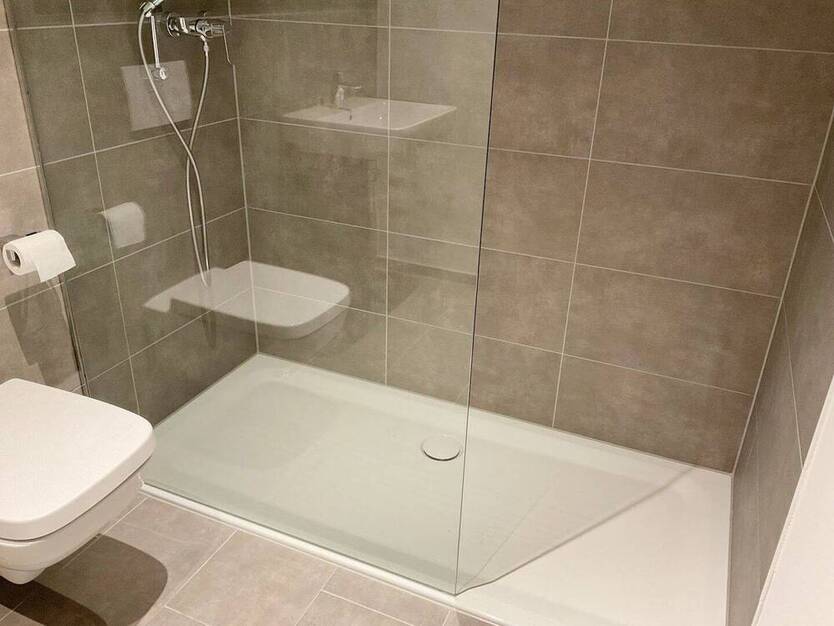 Helle 2-Zimmer-Wohnung mit Terrasse, moderne Neubau-Ausstattung mit Echtholzparkett + Einbauküche