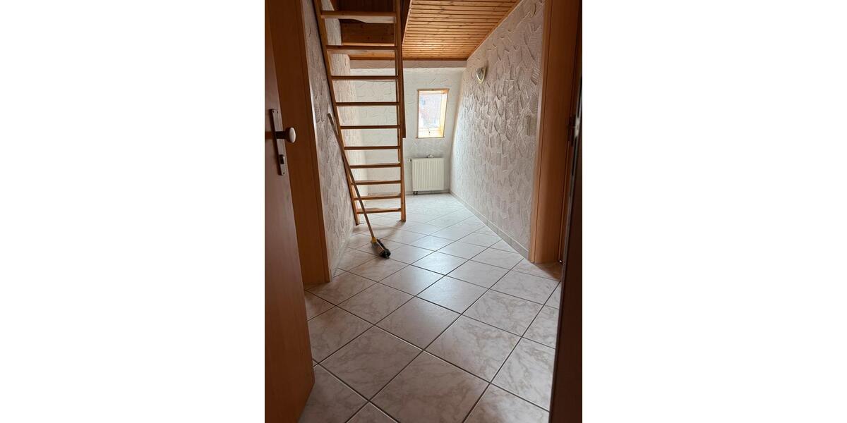 Dachgeschoßwohnung Herrenberg - 5 Zimmer, 105 m&sup2;, 1.350&euro; | Angebot:26385544
