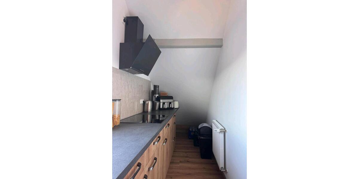 schöne Dachgeschoss Wohnung. 2 zimmer