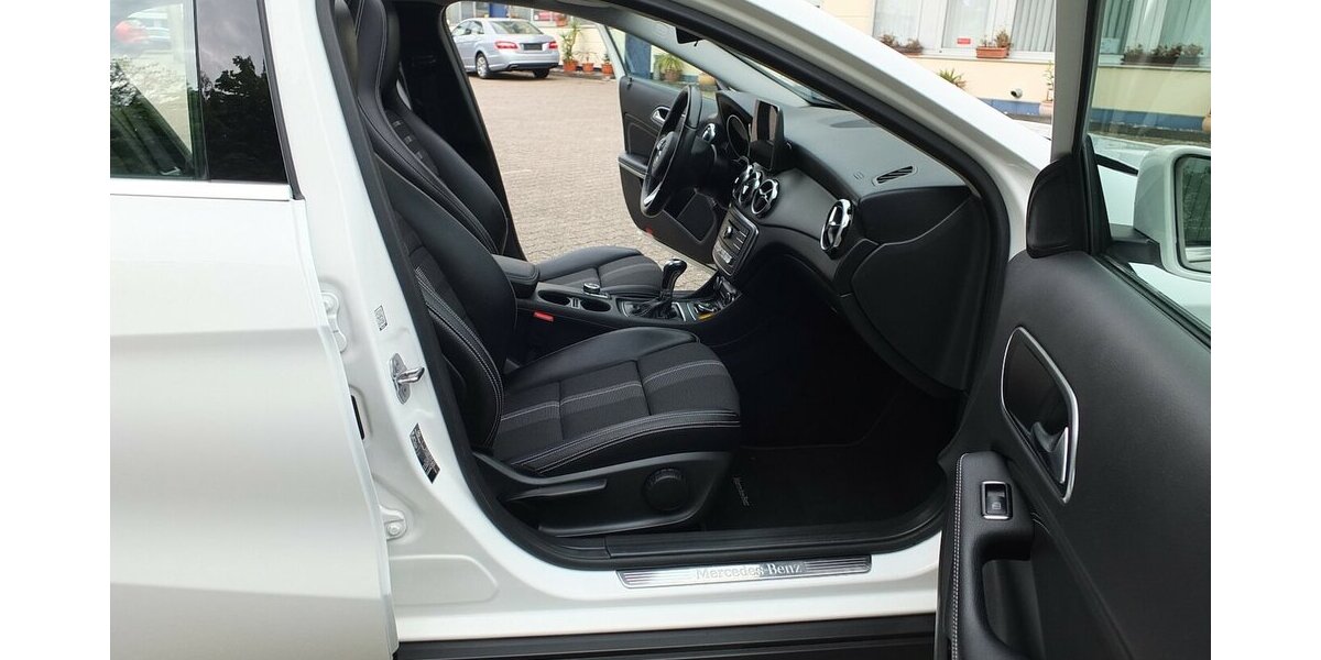 Mercedes-Benz GLA 180 PANORAMADACH LED NAVI AHK 18 Zoll LMF PTS 61.968 km 18.908 &euro; Köln 50858