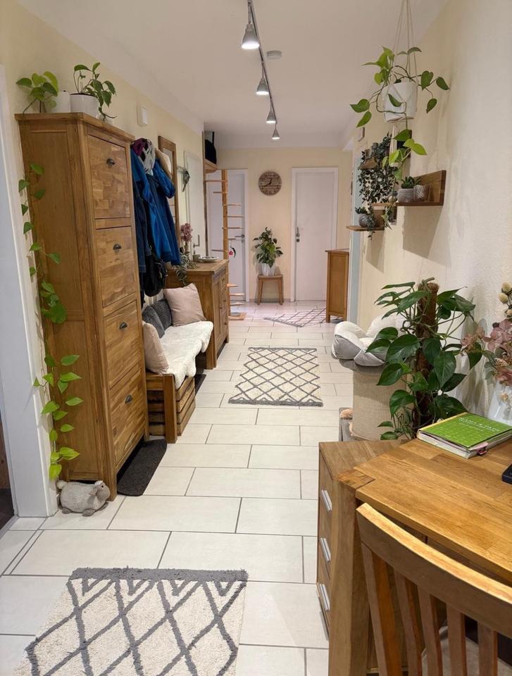 Große 5 Zimmer Eigentumswohnung eigener Garten + 2 Stellplätze