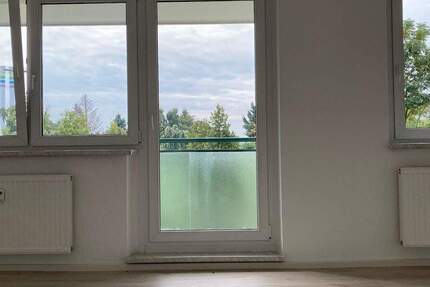 Frisch, hell, bereit fürs Einziehen: 3 Zimmer mit großem Wohnzimmer, offener Küche und Balkon 3 zimmer