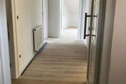 Renovierte 3-Zimmer Dachgeschosswohnung in Lage 4 zimmer