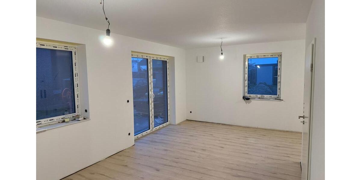 DHH rechts in Bahnhofsnähe Augustfehn Erstbezug 5 zimmer