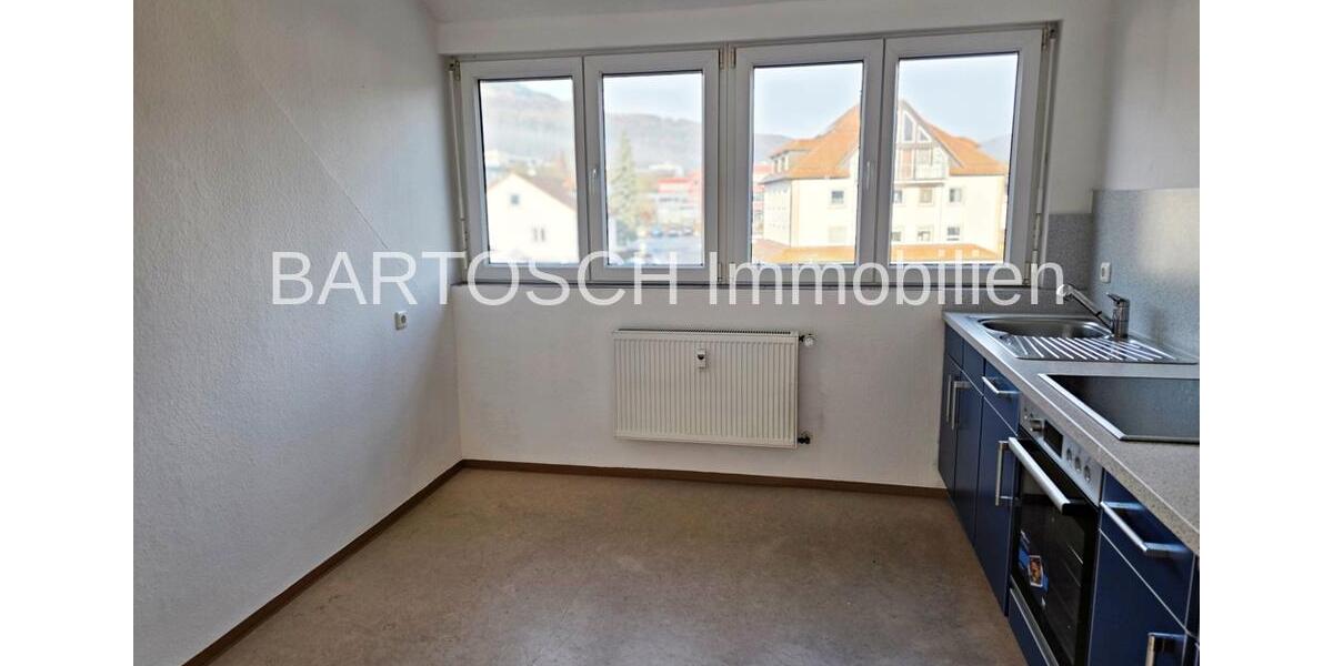 **3 Zimmer Dachgeschosswohnung mit Weitblick und Küchenzeile** 3 zimmer