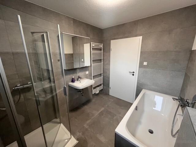 Doppelhaushälfte Zwickau - 3 Zimmer, 95 m&sup2;, 1.250&euro; | Angebot:25395037