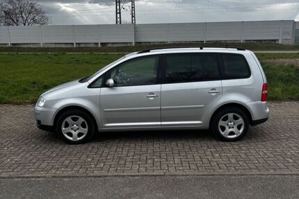 VW Touran 219.600 km 2.699 &euro; Ringsheim 77975