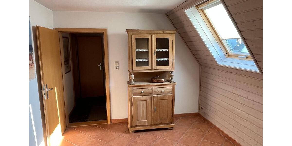 Haus 1-2 Familien, 8 Zimmer,schönem Garten sowie Parkplätze 8 zimmer