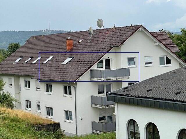 Wir bieten an: Freie Dachgeschoßwohnung mit Balkon und Stellplatz