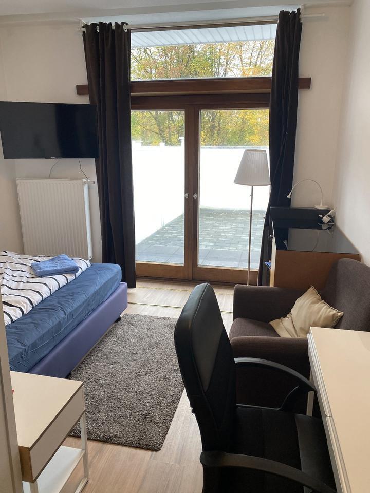 1 Zimmer plus Gemeinschafts -Küche, - Bad, Diele und Terrasse