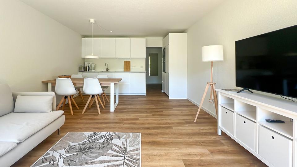 Möblierte 3 Zimmer Wohnung mit Balkon und Tiefgaragen-Stellplatz zimmer